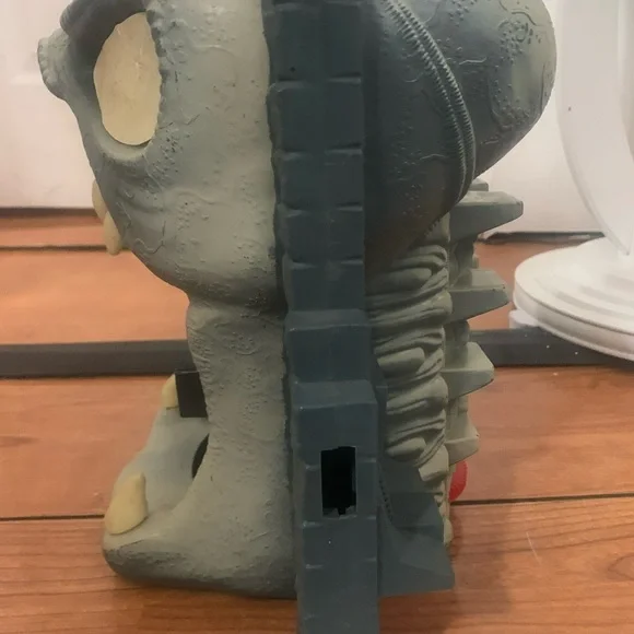 1986 LJN THUNDERCATS MUMM-RA’S FORTRESS PLAYSET (Middle)